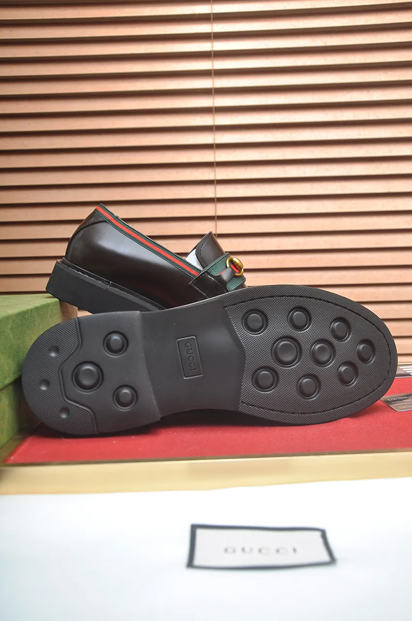 Men's shoes💰540💶Italy's top luxury men's shoe giant (GUCCI) (Gucci) (full cowhide lining) new arrival🍃Original European style🔰 Pleasant to the eye😍In order to make the shoes more durable and non-deformable🌀The production continues to follow traditional methods but there is still no lack of innovation💪Choose original sheepskin for the leather♻️ Smooth and natural And extra bright ⭐Made of imported cowhide, the first choice of rich people 38-45 (45 customized)